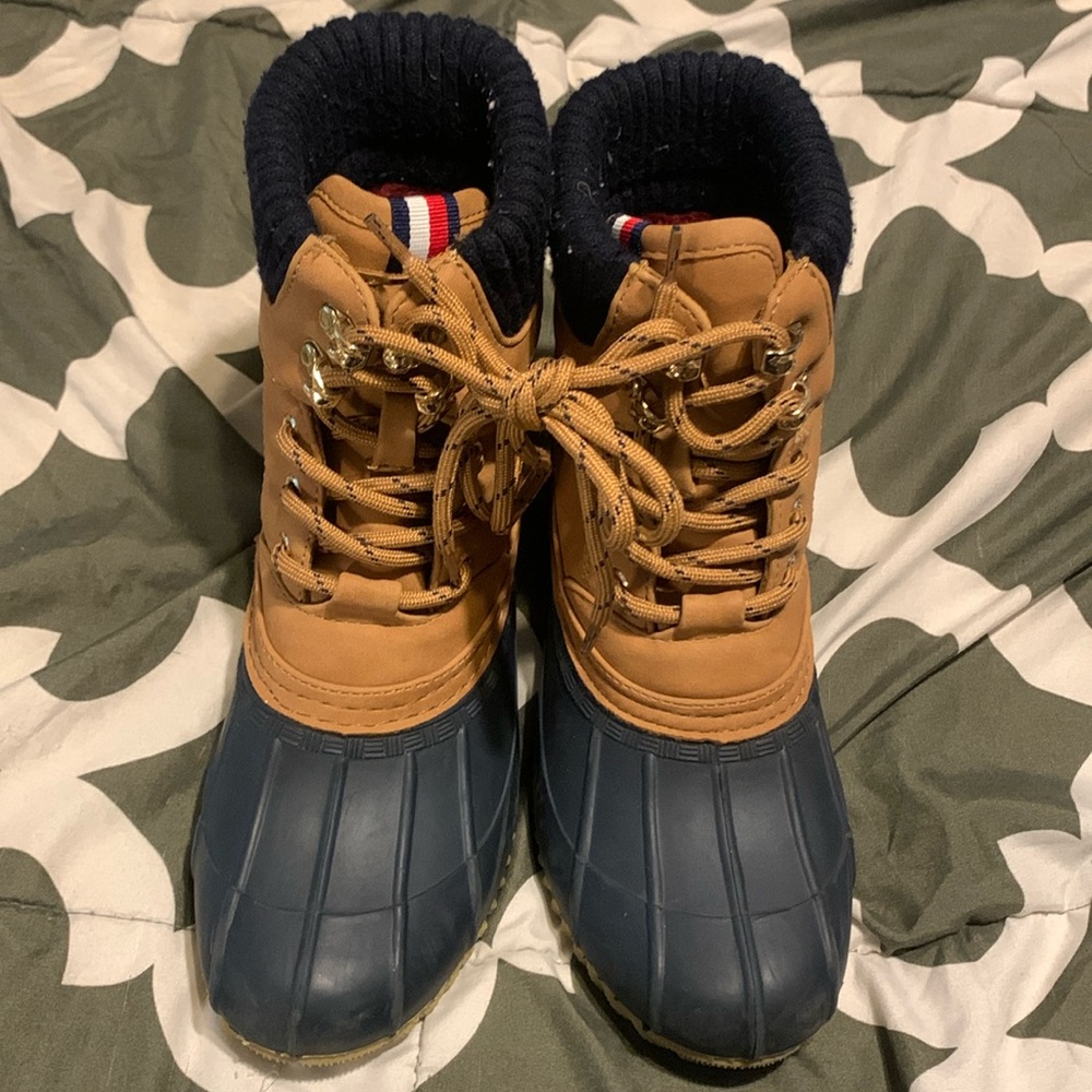 Tommy Hilfiger Tan Duck Boots Size 6M great condition